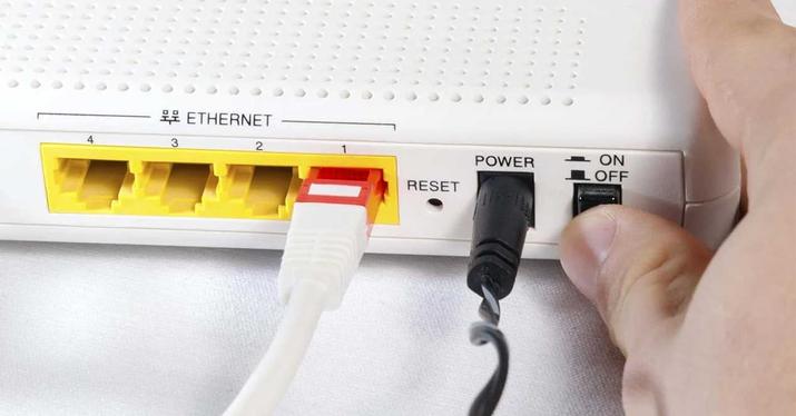 ranura pequeña para reiniciar router