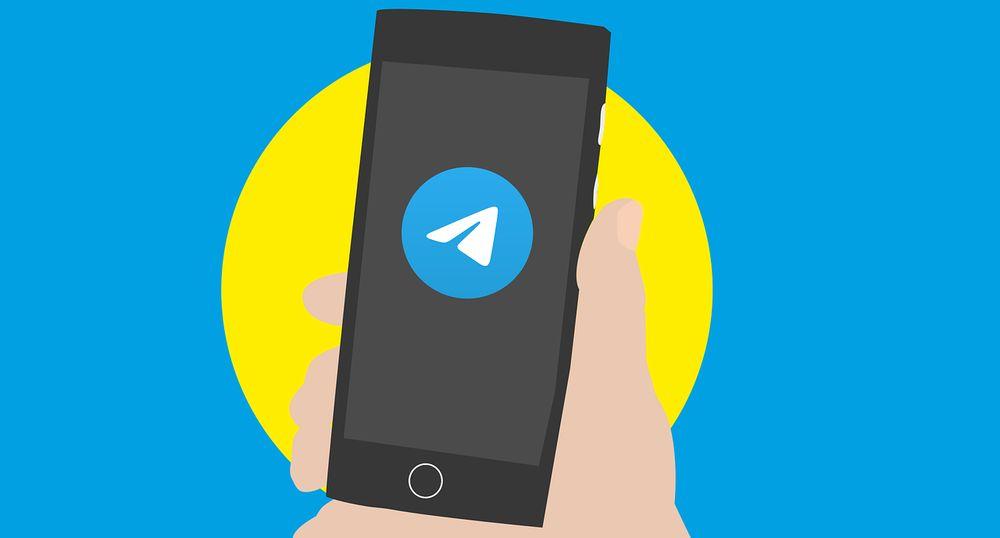 Un usuario con la app de Telegram en su móvil