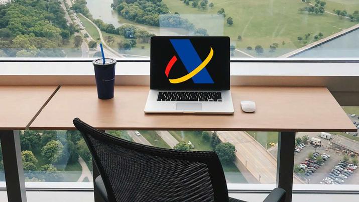 imagen de un ordenador con el logo de la agencia tributaria