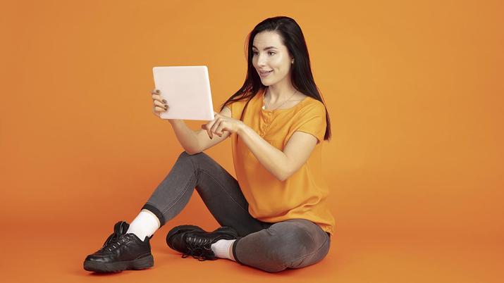 mujer con tablet