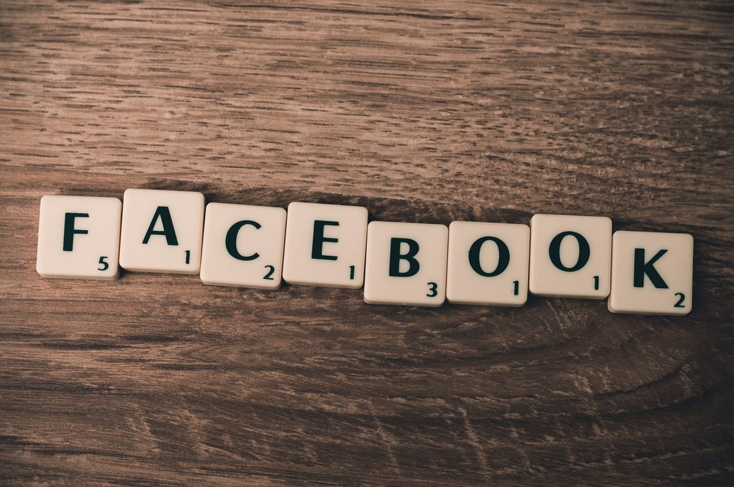 Letras de scrabble formando la palabra Facebook