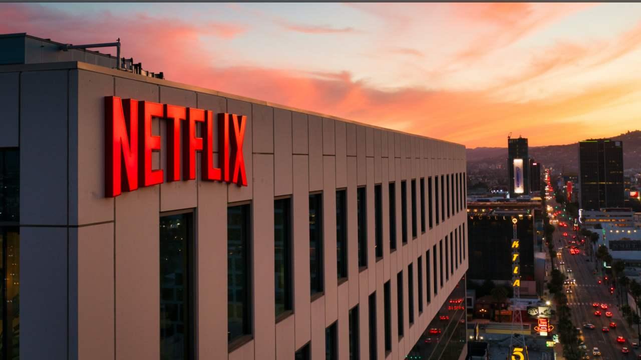 imagen de netflix en un edificio