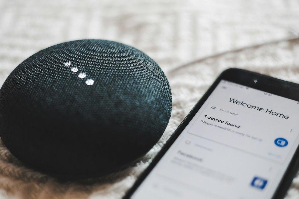 Dispositivos conectados en un hogar, un altavoz y un móvil.