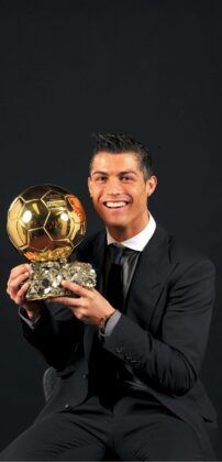 Fondo de pantalla para moviles de Cristiano Ronaldo posando con su Balon de Oro
