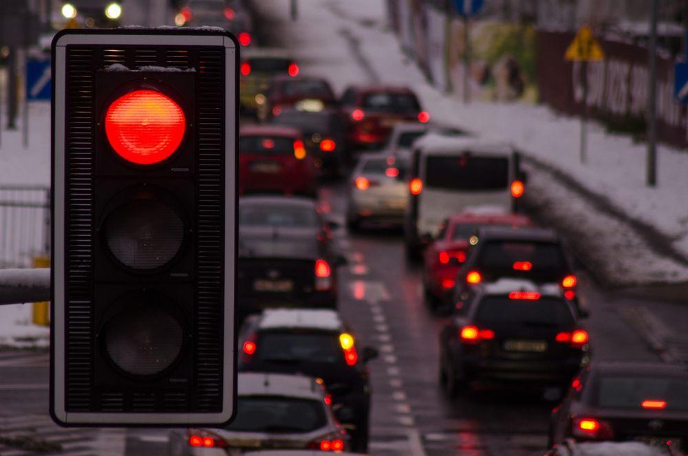 Semáforo y coches detrás