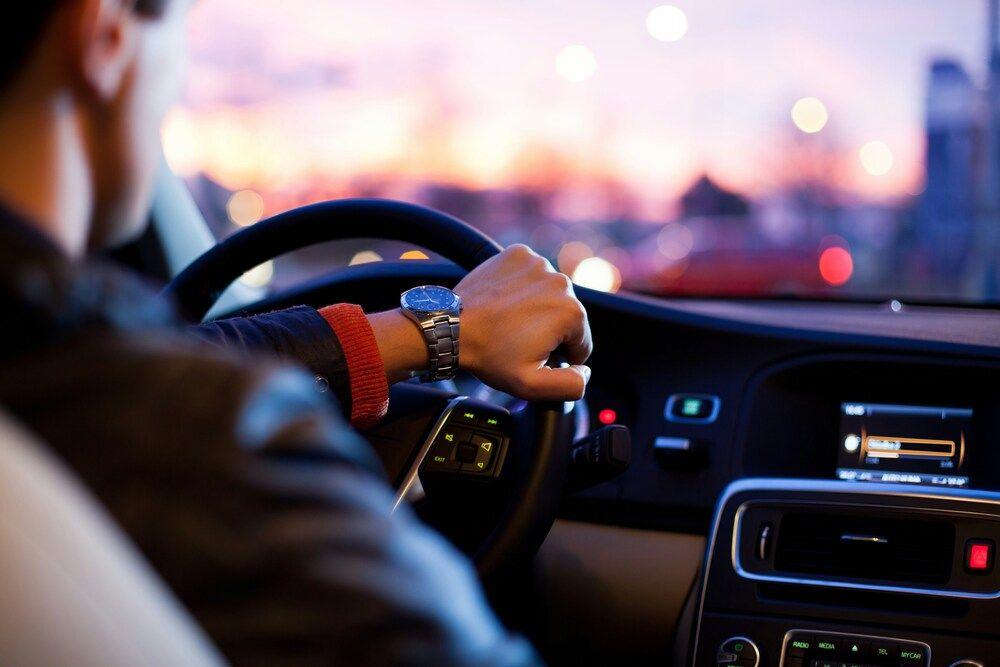 imagen de una persona conduciendo