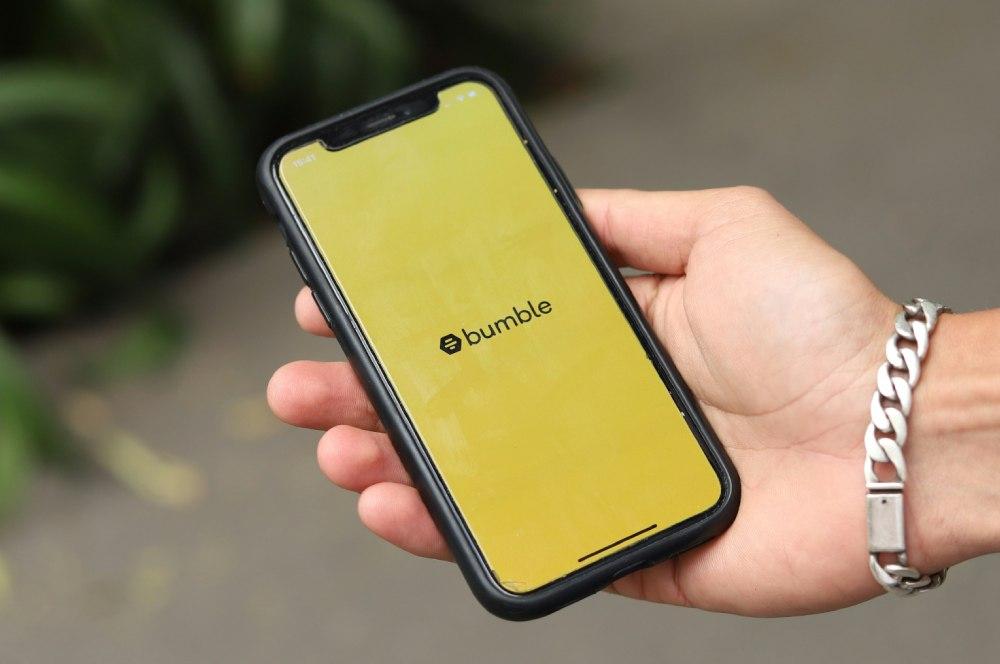 Logo de Bumble en un smartphone