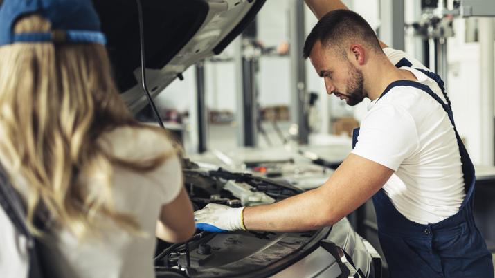 Coche revisión antes de salir de vacaciones