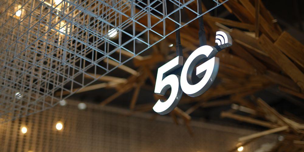 El logo de 5G en el techo en un evento colgado