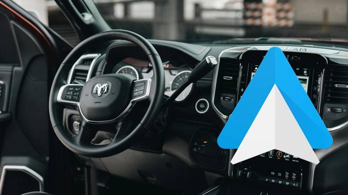 imagen de un coche con el logo de android auto