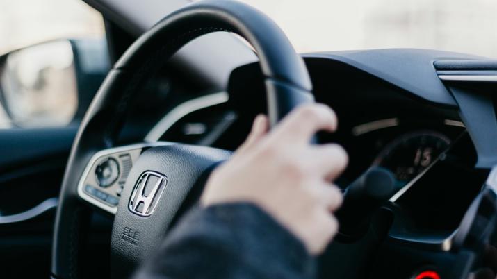 imagen del volante de un coche