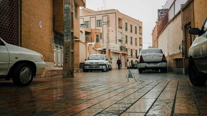 imagen de algunos coches en la calle