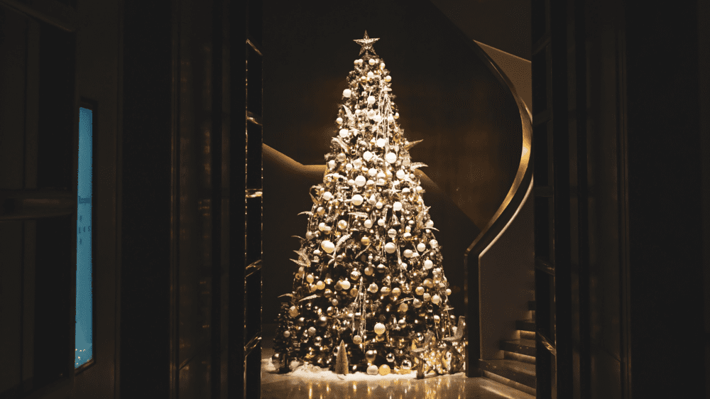 arbol de navidad con muchas luces