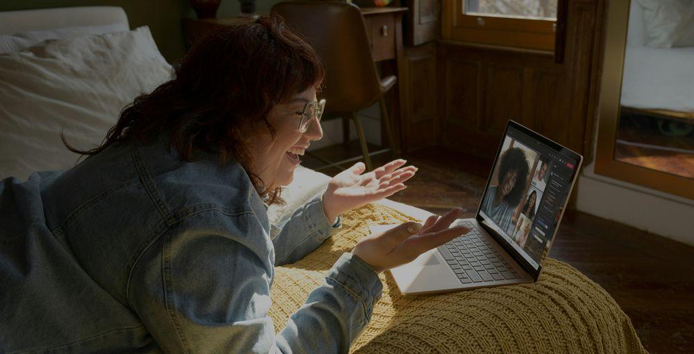 Una mujer participa en una videollamada con su ordenador con Windows