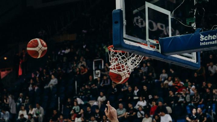 imagen de un partido de baloncesto