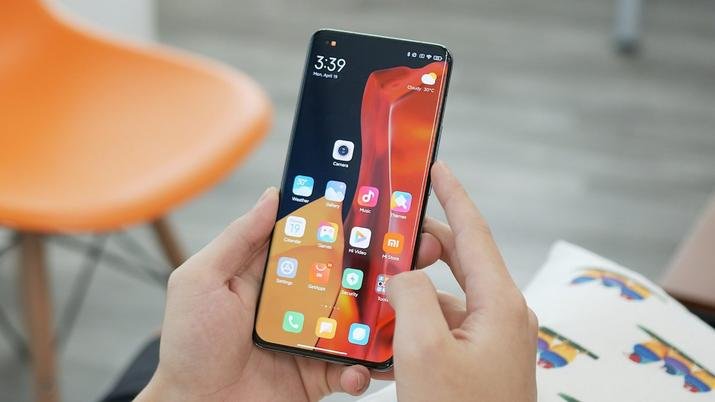 Una persona sostiene un móvil Xiaomi en la mano