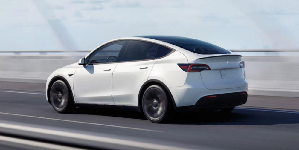 El coche Tesla Model Y en color blanco