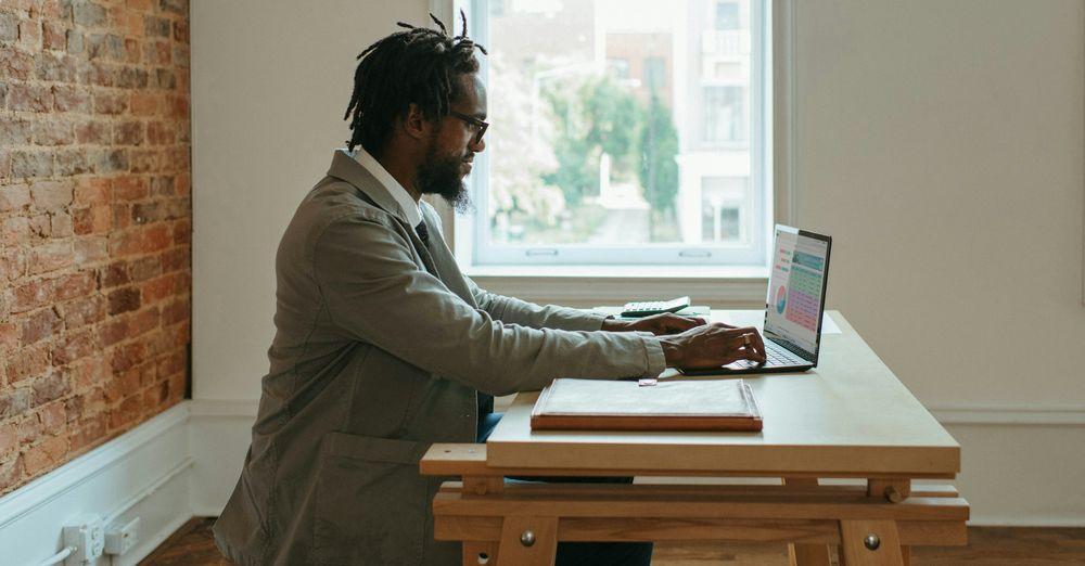 Un hombre con traje trabajando en su ordenador con Windows