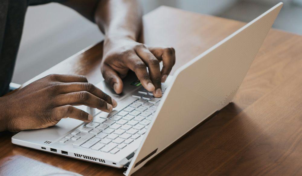 Tecleando con un ordenador portátil con Windows