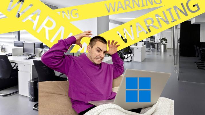 Un usuario enfadado mientras está utilizando su ordenador con Windows