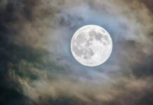 Una empresa ha encontrado una enorme fuente de recursos y quiere minarla. El problema es que está en la Luna